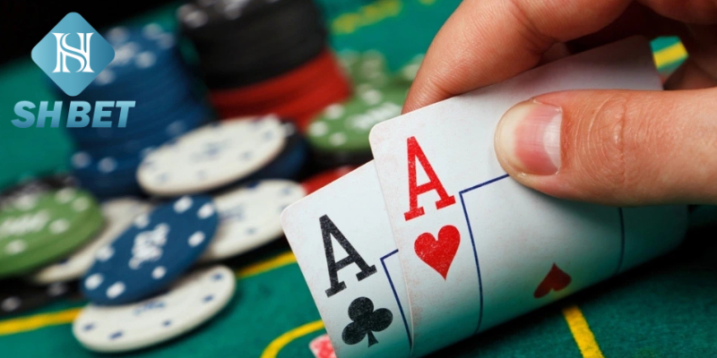 Người chơi đang sắp xếp bài trong trò Pai Gow Poker