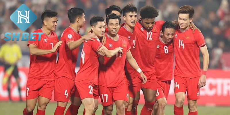 Cầu thủ U23 Việt Nam tranh bóng quyết liệt trong trận đấu